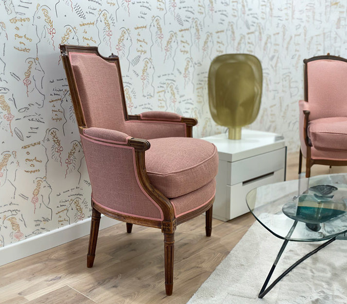 Bergère de style Louis XVI avec un tissu rose