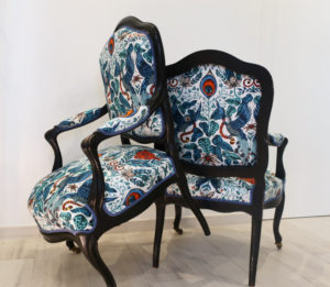 Paire de fauteuils de style Napoléon 3 en bois noirci recouvert avec tissu bleu