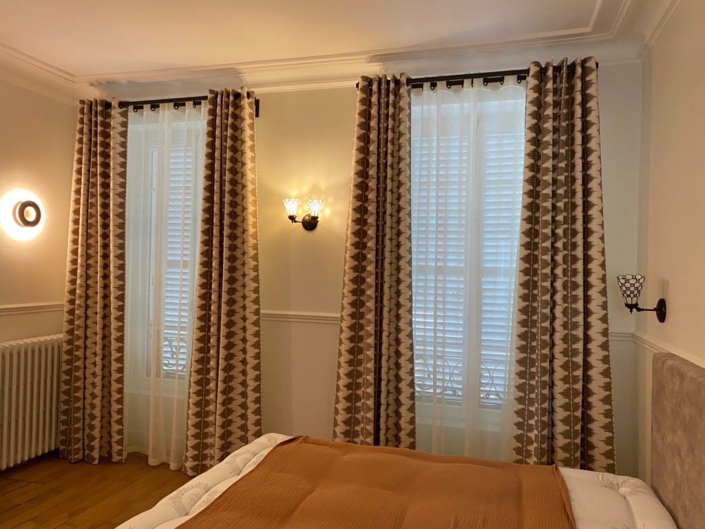 Double rideau sur mesure en lin avec motifs géométriques en forme de losanges